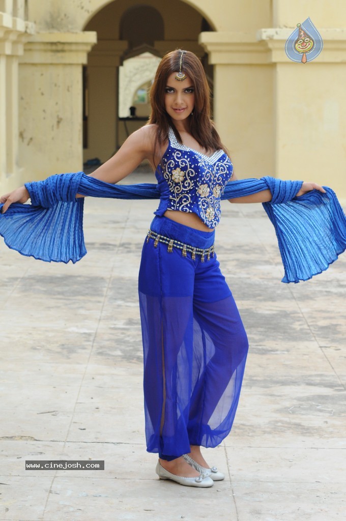 Shazahn Padamsee Latest Stills  - 49 / 110 photos