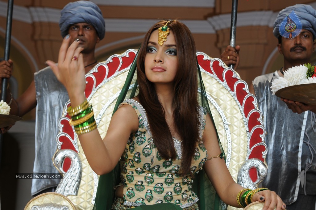 Shazahn Padamsee Latest Stills  - 59 / 110 photos