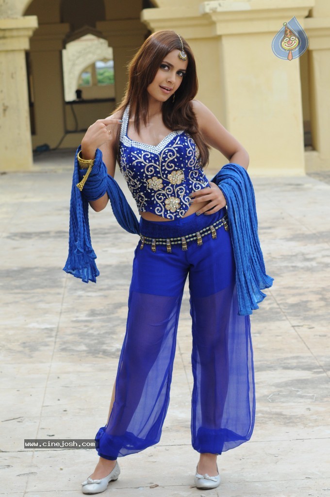Shazahn Padamsee Latest Stills  - 84 / 110 photos