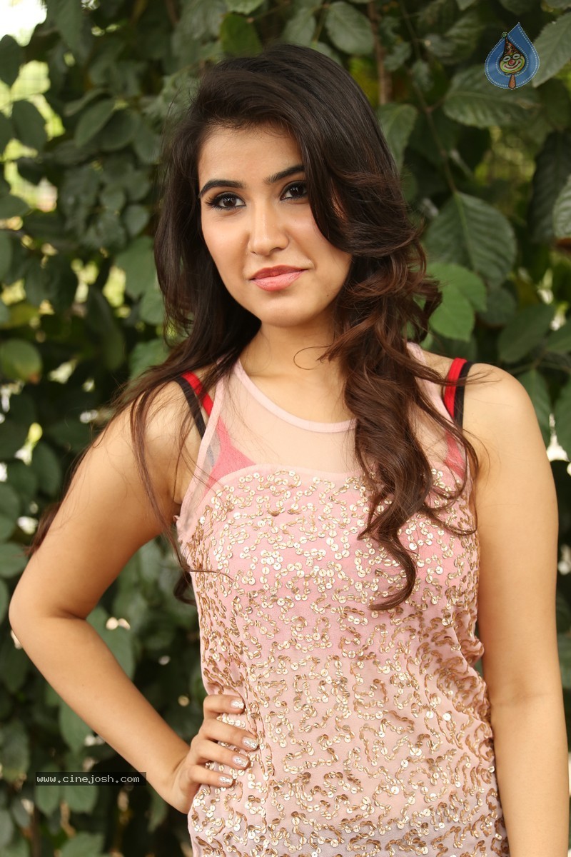 Sheena Bajaj Stills - 2 / 62 photos