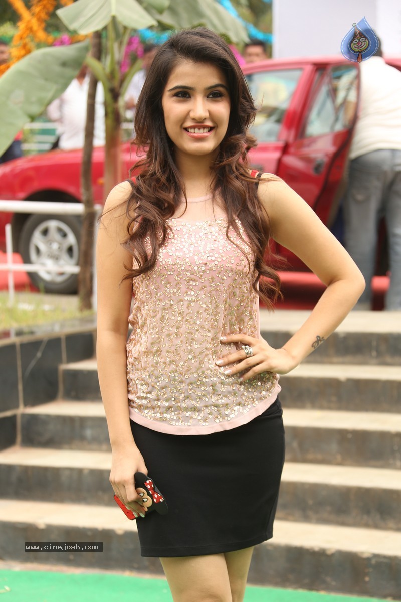 Sheena Bajaj Stills - 51 / 62 photos