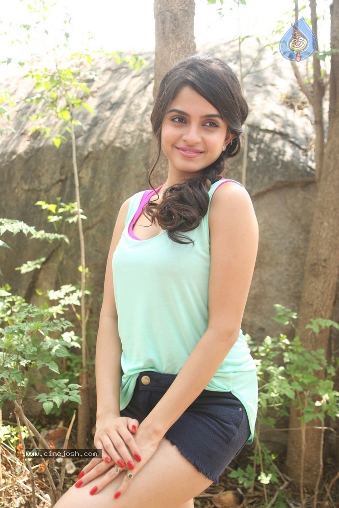 Sheena Latest Hot Pics - 100 / 110 photos