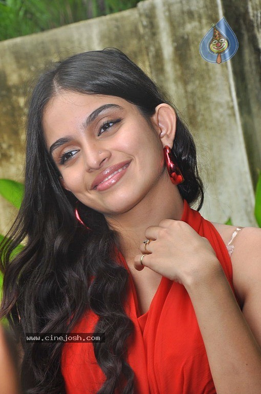 Sheena Latest Stills - 20 / 32 photos