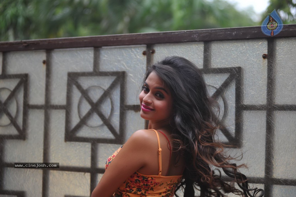 Sheena Shahabadi Latest Stills - 3 / 68 photos