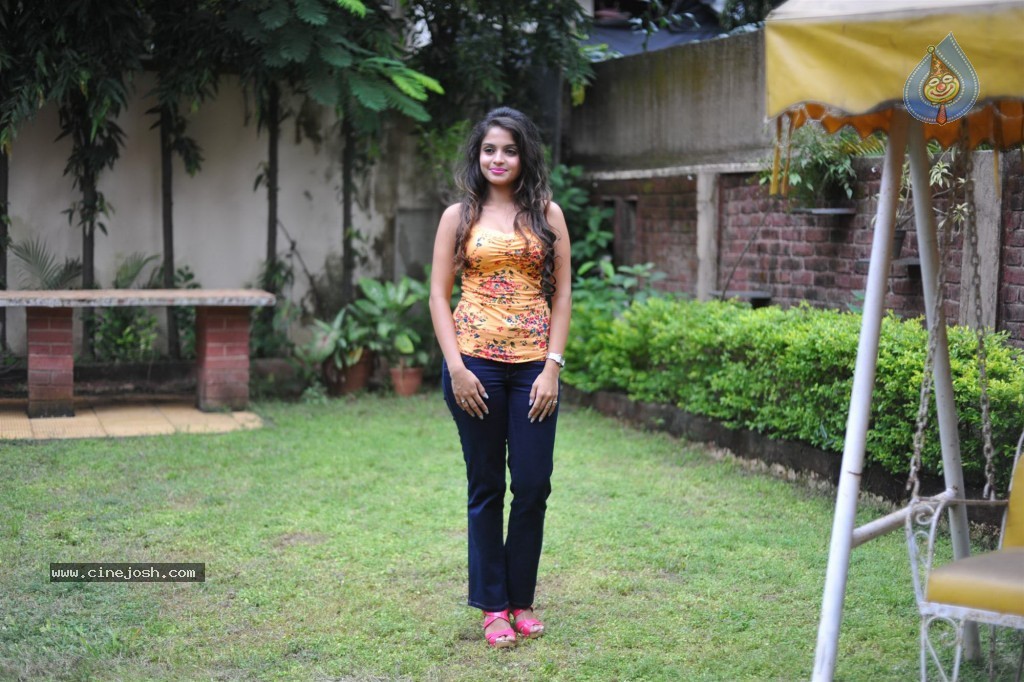 Sheena Shahabadi Latest Stills - 37 / 68 photos