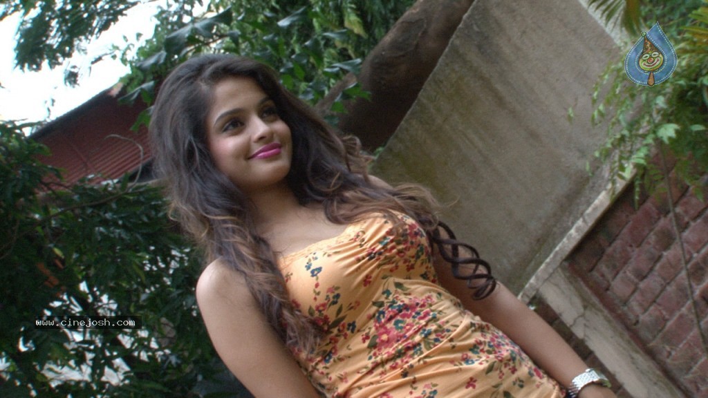 Sheena Shahabadi Latest Stills - 39 / 68 photos