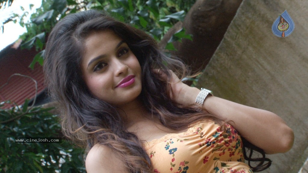 Sheena Shahabadi Latest Stills - 40 / 68 photos