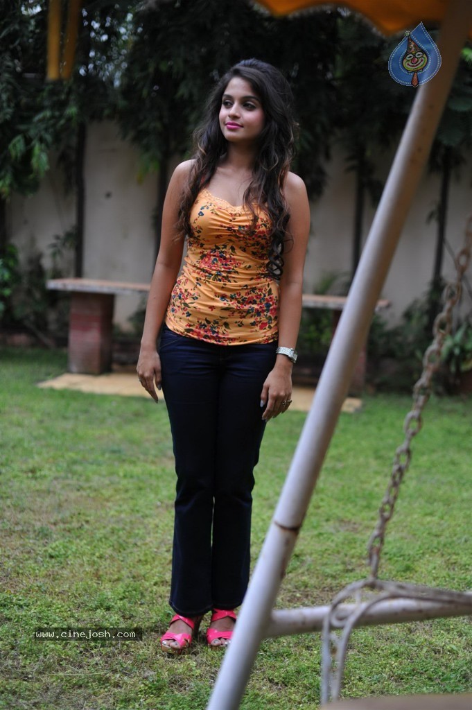 Sheena Shahabadi Latest Stills - 41 / 68 photos