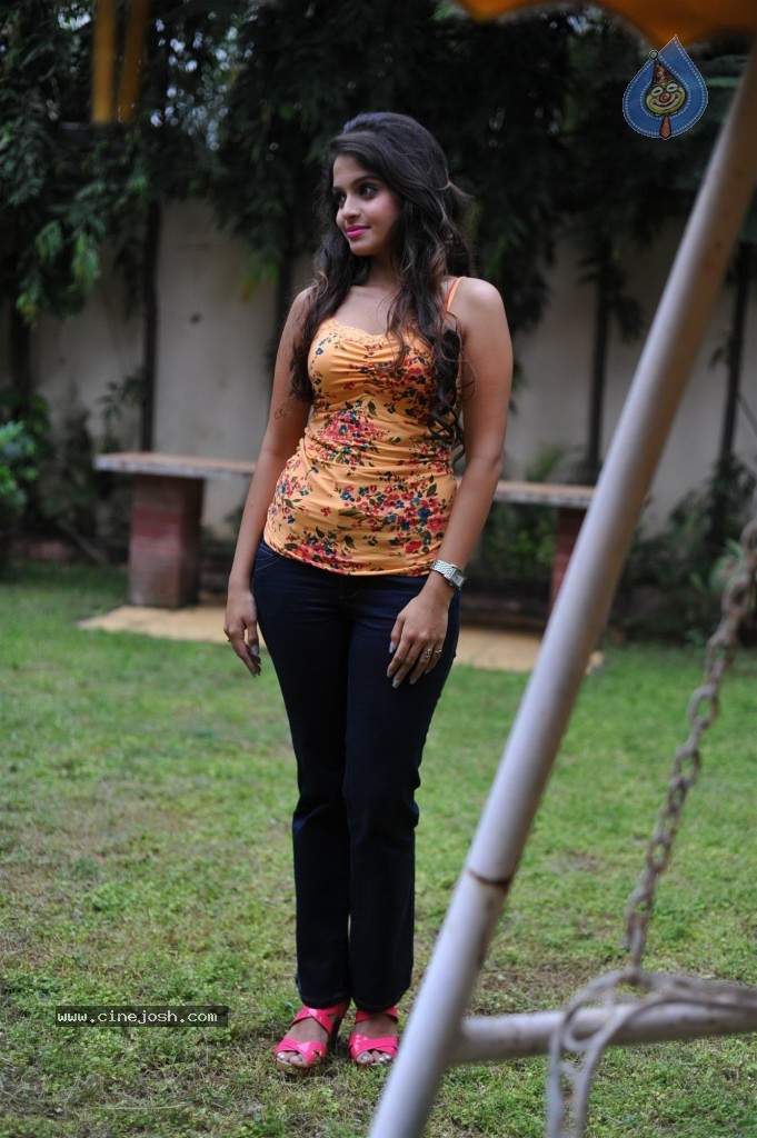 Sheena Shahabadi Latest Stills - 61 / 68 photos