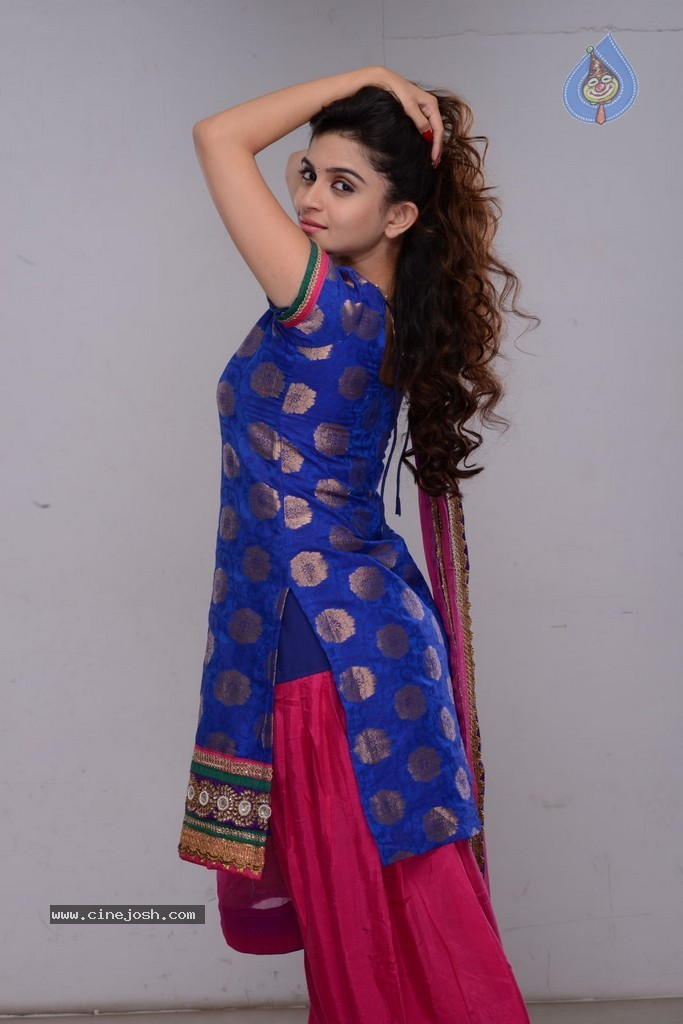 Sheena Stills - 10 / 74 photos