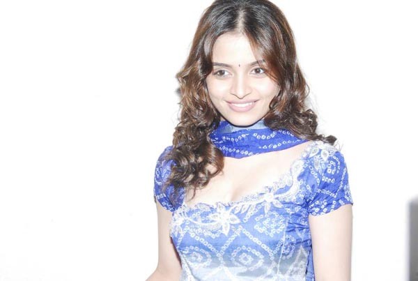 Sheena Shahabadi photos - Bindaas Heroine - 15 / 26 photos