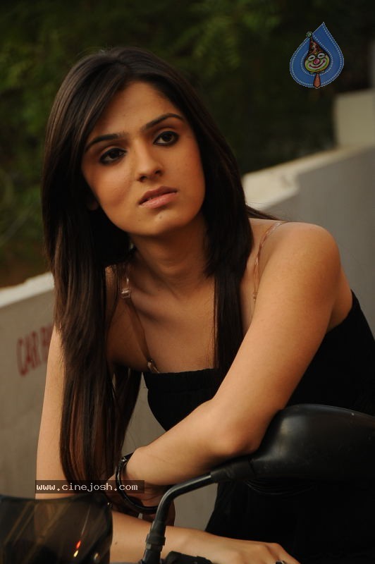 Shefali Sharma - Galli Kurrollu - 6 / 139 photos