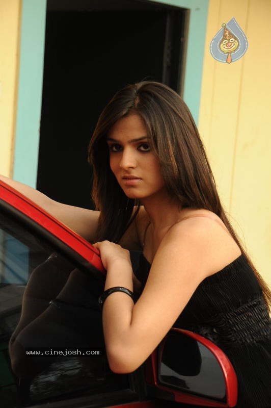 Shefali Sharma - Galli Kurrollu - 95 / 139 photos