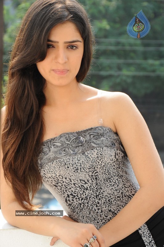 Shefali Sharma Gallery - 5 / 35 photos