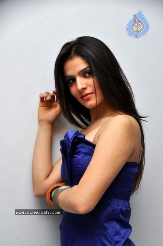 Shefali Sharma Hot Stills - 33 / 80 photos