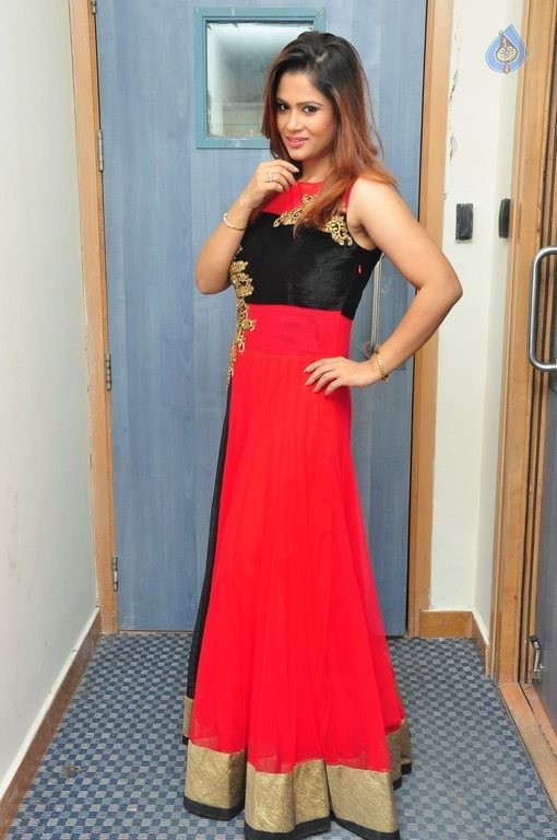 Shilpa Chakravarthy Latest Pics - 13 / 39 photos