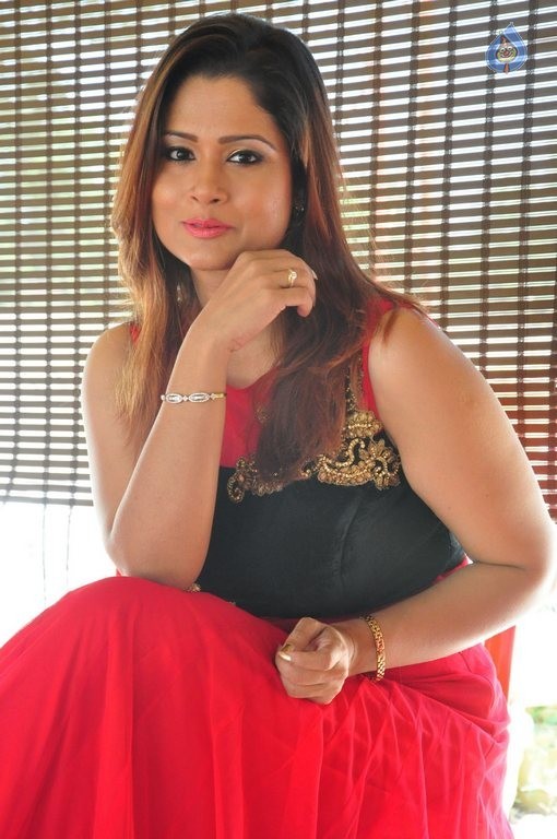 Shilpa Chakravarthy Latest Pics - 26 / 39 photos