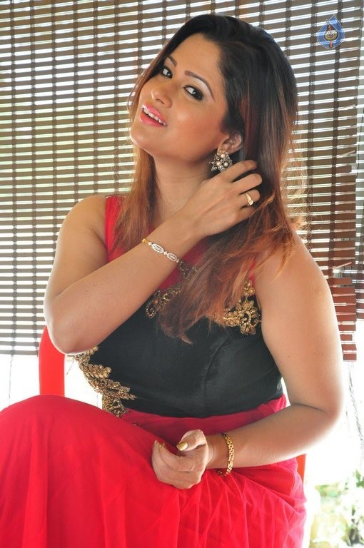 Shilpa Chakravarthy Latest Pics - 27 / 39 photos