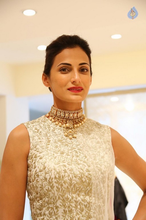 Shilpa Reddy New Pics - 23 / 41 photos