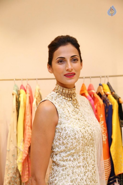 Shilpa Reddy New Pics - 28 / 41 photos