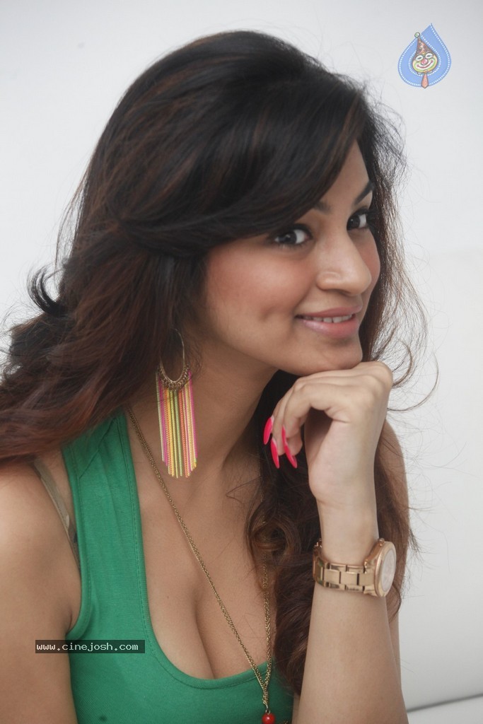 Shilpi Sharma Hot Gallery - 27 / 178 photos