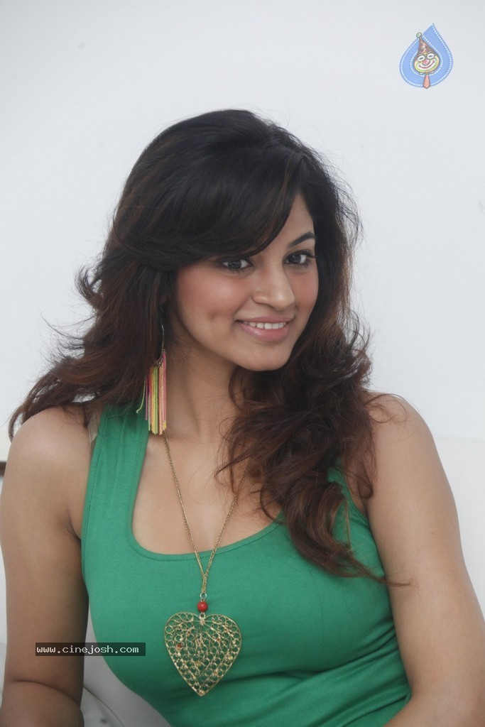 Shilpi Sharma Hot Gallery - 82 / 178 photos