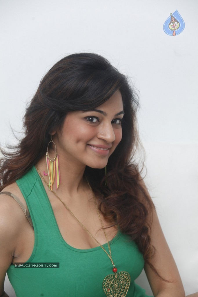 Shilpi Sharma Hot Gallery - 150 / 178 photos