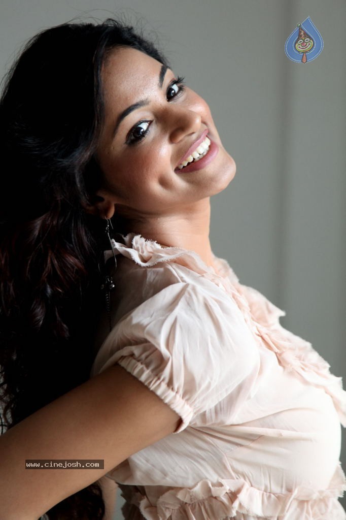 Shilpi Sharma Hot Stills - 119 / 123 photos