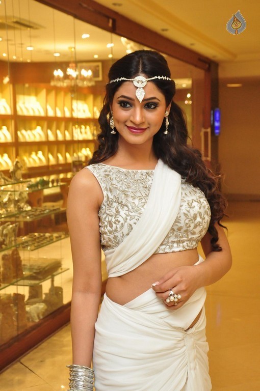 Shilpi Sharma Latest Pics - 34 / 42 photos
