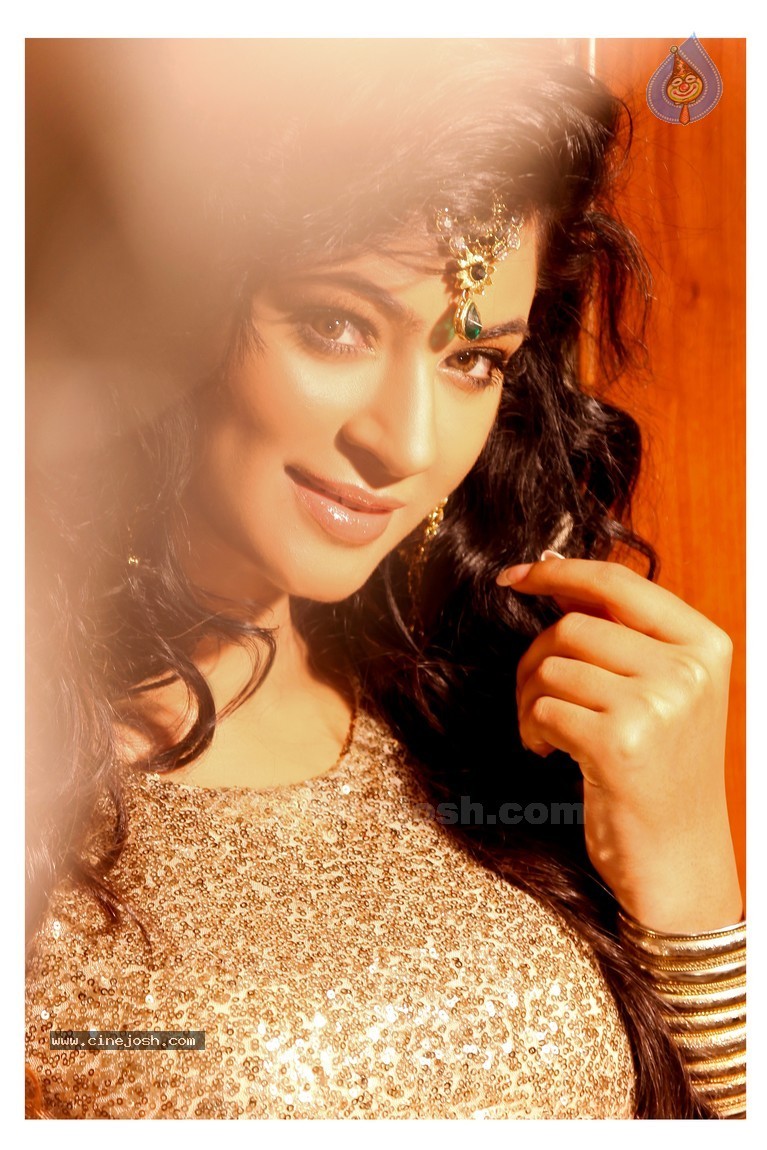 Shilpi Sharma New Portfolio - 30 / 45 photos