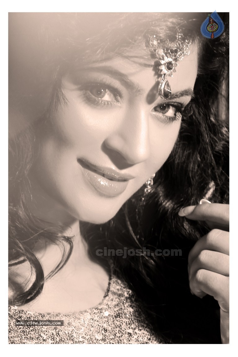 Shilpi Sharma New Portfolio - 31 / 45 photos