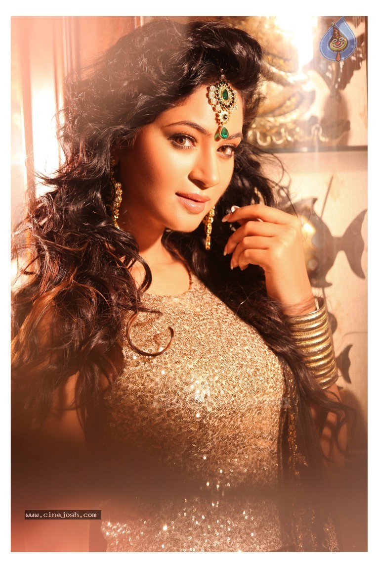 Shilpi Sharma New Portfolio - 32 / 45 photos