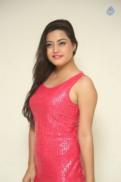 Shipra Gaur Latest Pics - 15 / 30 photos