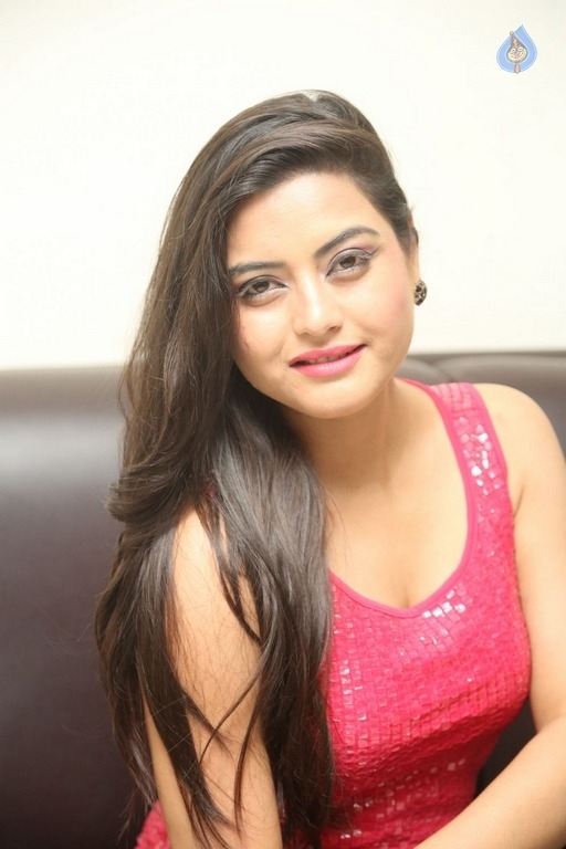 Shipra Gaur Latest Pics - 16 / 30 photos