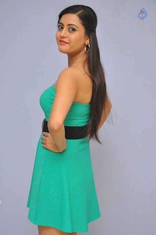 Shipra Gaur New Stills - 14 / 20 photos