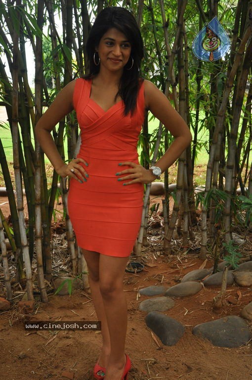 Shraddha Das Latest Hot Pics - 35 / 52 photos