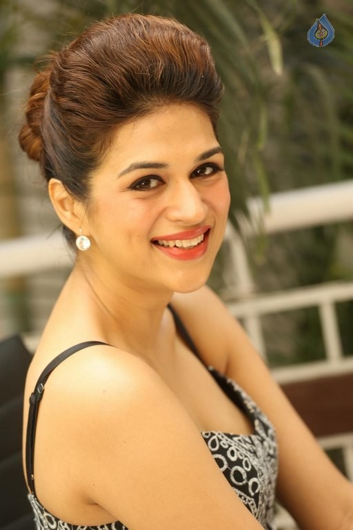 Shraddha Das Latest Pics - 45 / 49 photos