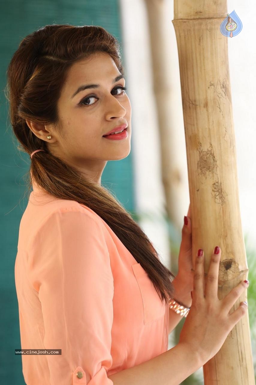 Shraddha Das New Gallery - 53 / 96 photos