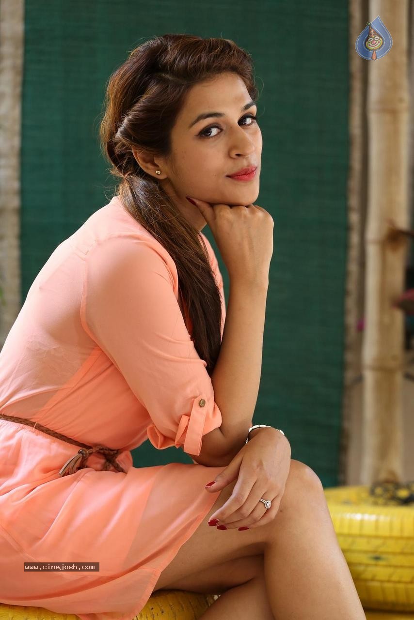 Shraddha Das New Gallery - 74 / 96 photos