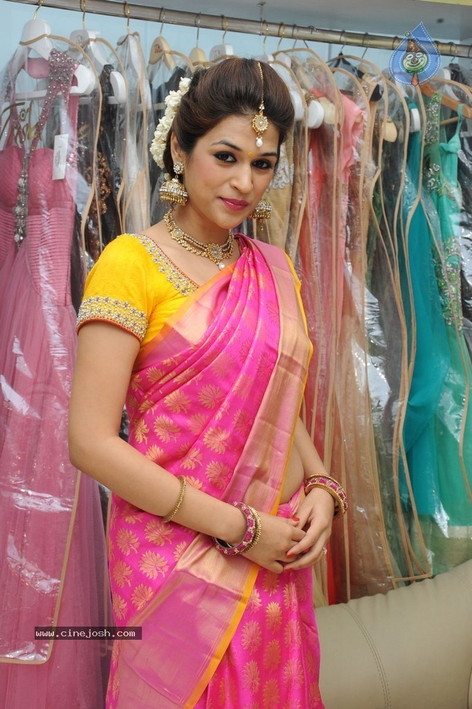 Shraddha Das New Images - 5 / 62 photos