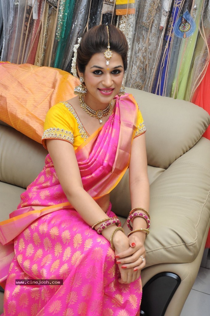 Shraddha Das New Images - 12 / 62 photos
