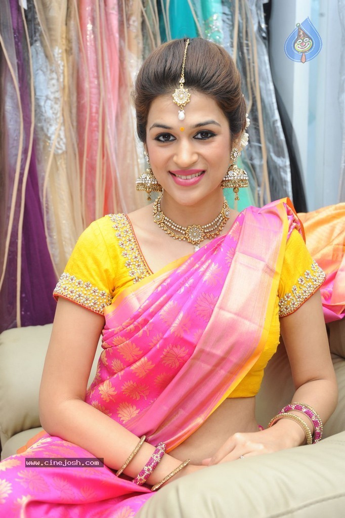 Shraddha Das New Images - 16 / 62 photos