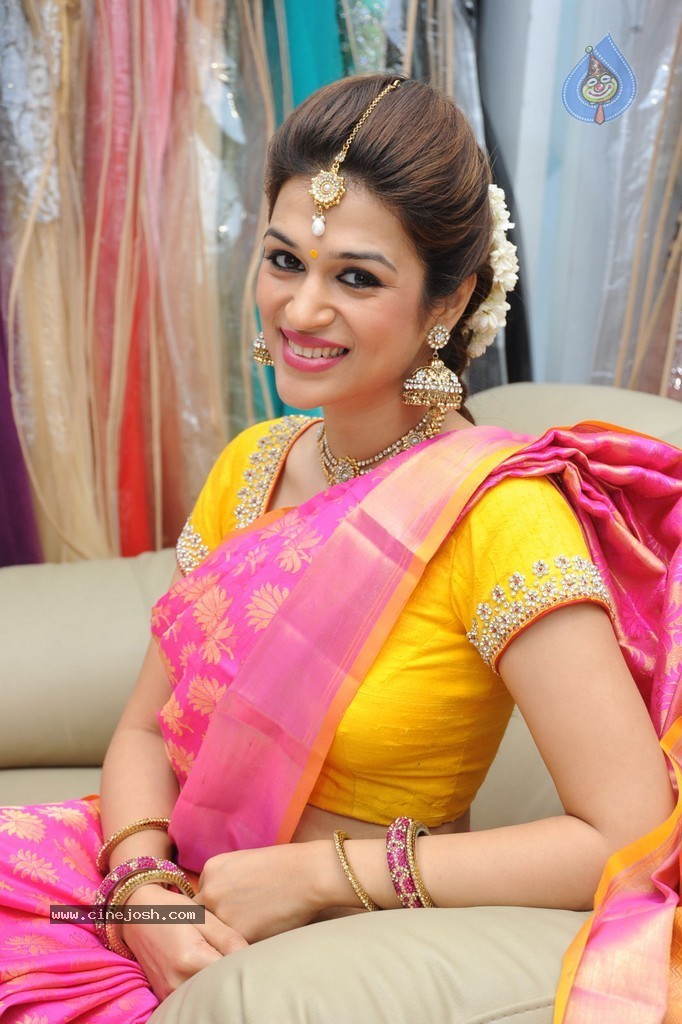 Shraddha Das New Images - 18 / 62 photos