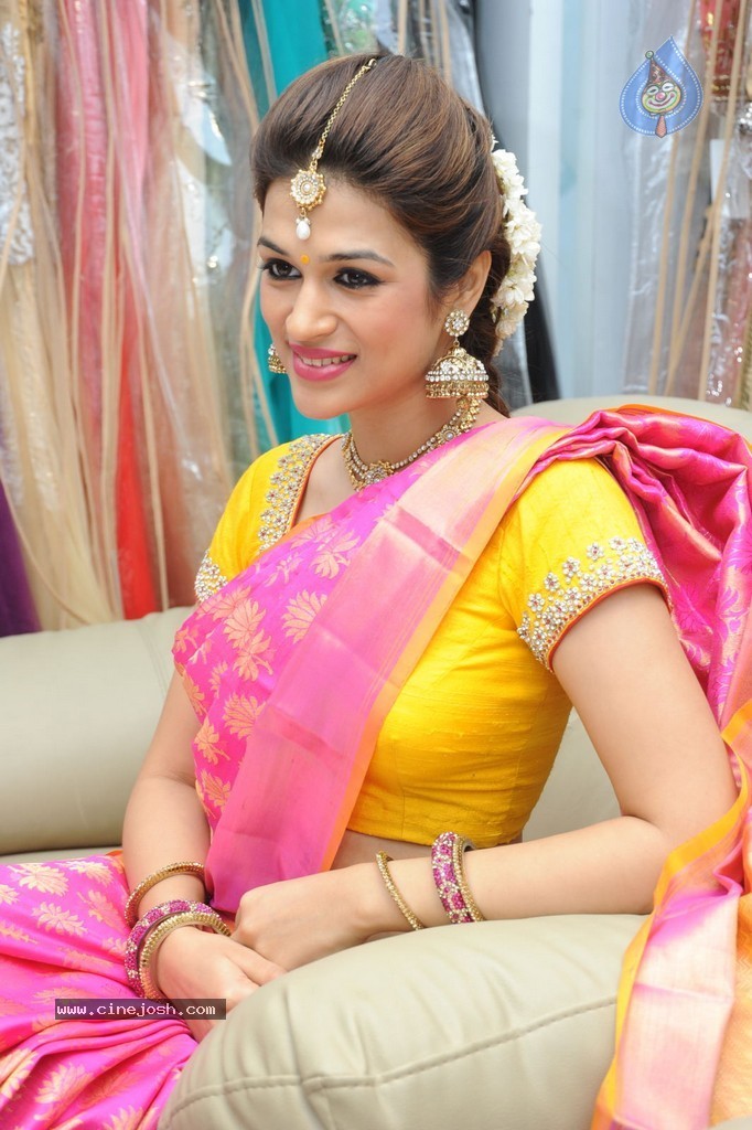 Shraddha Das New Images - 20 / 62 photos