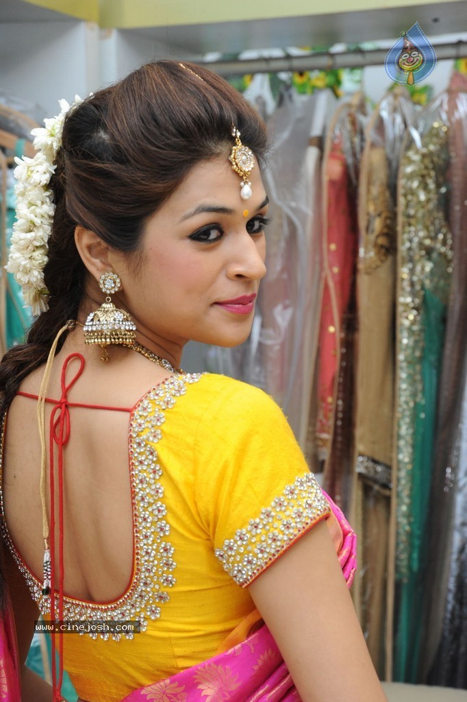 Shraddha Das New Images - 25 / 62 photos