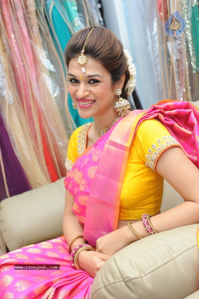 Shraddha Das New Images - 27 / 62 photos