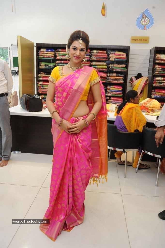 Shraddha Das New Images - 35 / 62 photos