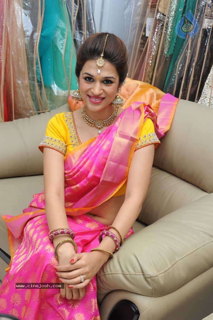 Shraddha Das New Images - 36 / 62 photos