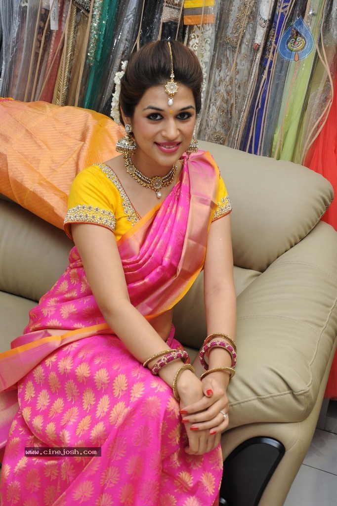Shraddha Das New Images - 42 / 62 photos
