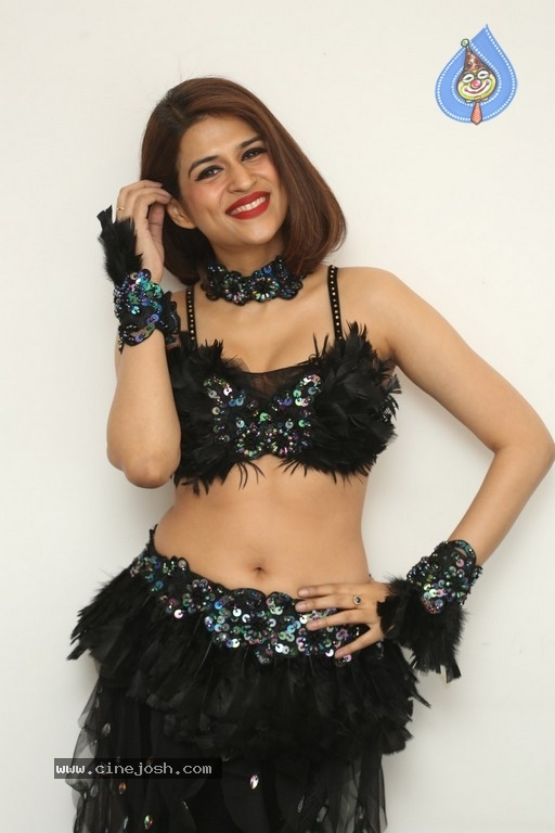 Shraddha Das New Photos - 18 / 21 photos